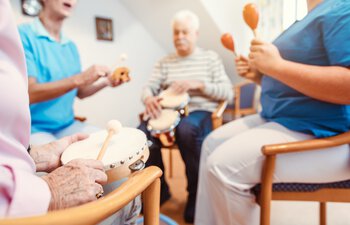 Betreuungsgruppen für Seniorinnen und Senioren im Alten- und Service-Zentrum Isarvorstadt | © adobestock_kzenon_291717970