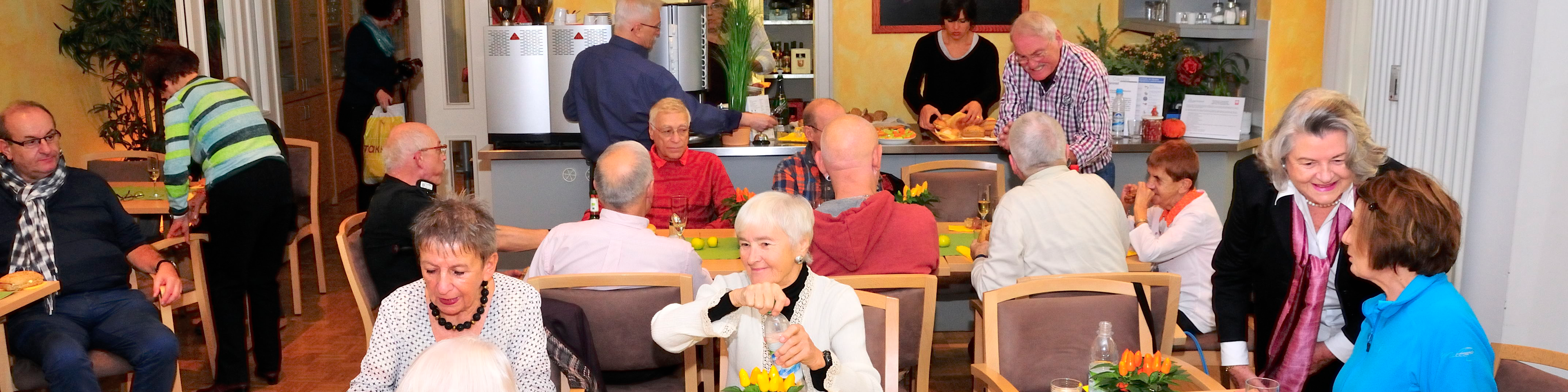 Senioren essen zusammen in der Cafeteria zu Mittag | © Caritas München und Oberbayern