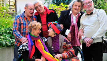 Eine Gruppe bunt gekleideter Senioren | © Caritas München und Oberbayern