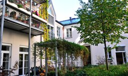 Gebäude mit Garten und Balkon | © Catrin Heusch