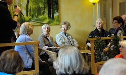 Senioren hören bei einem Vortrag zu | © Catrin Heusch
